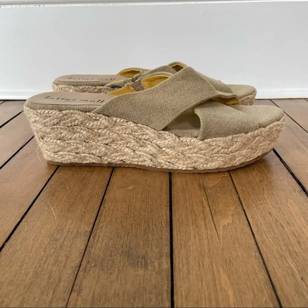 NWOT Bettye Muller Espadrilles Platform Wedge Sandals 9